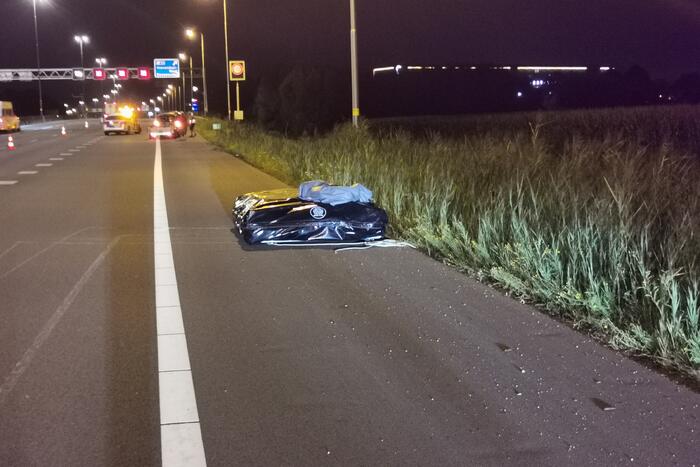 Auto belandt in berm na uitwijkmanoeuvre