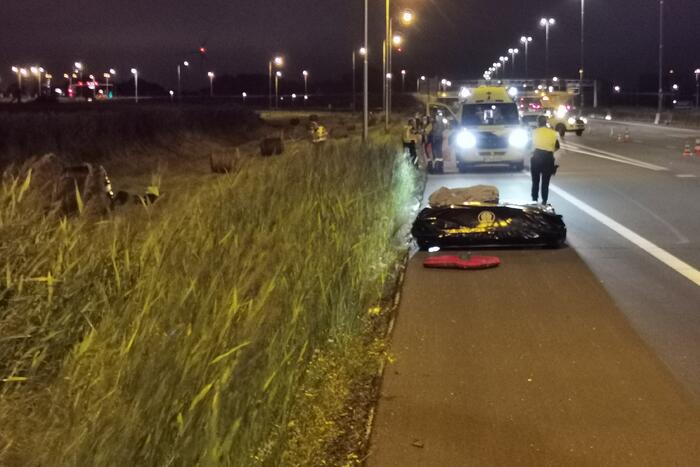 Auto belandt in berm na uitwijkmanoeuvre