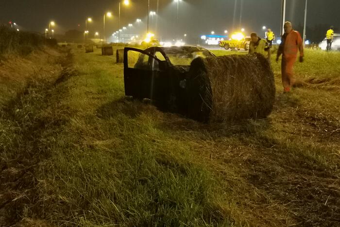 Auto belandt in berm na uitwijkmanoeuvre
