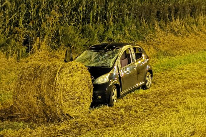 Auto belandt in berm na uitwijkmanoeuvre