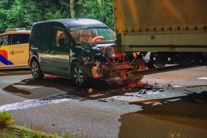 Bestelbus botst op vrachtwagen