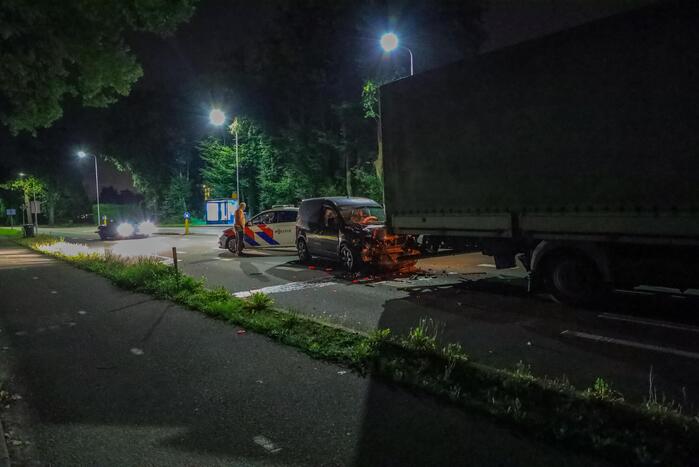 Bestelbus botst op vrachtwagen