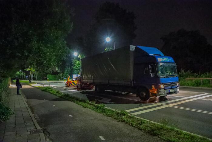 Bestelbus botst op vrachtwagen