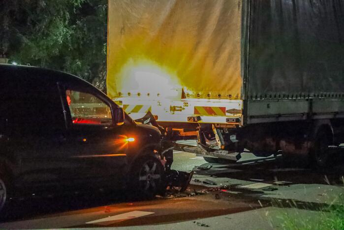 Bestelbus botst op vrachtwagen