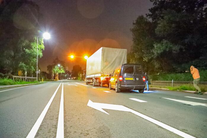 Bestelbus botst op vrachtwagen