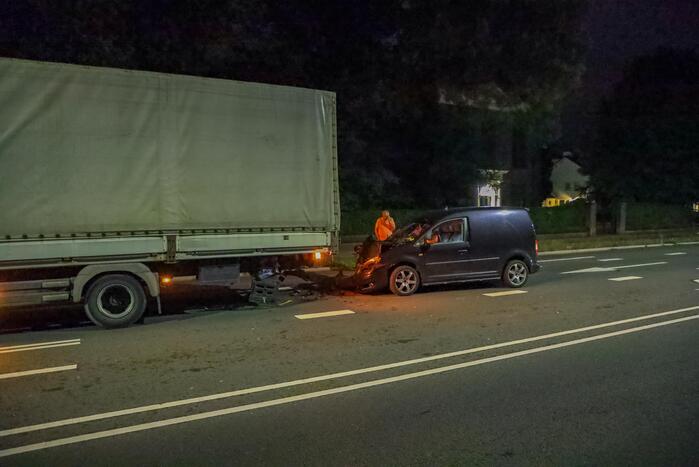 Bestelbus botst op vrachtwagen