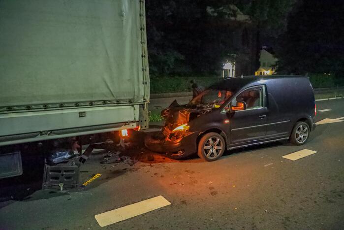 Bestelbus botst op vrachtwagen