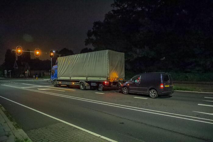 Bestelbus botst op vrachtwagen