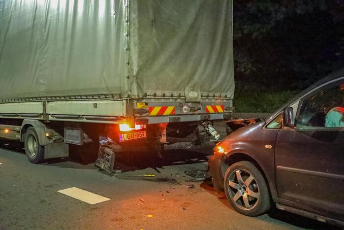 Bestelbus botst op vrachtwagen