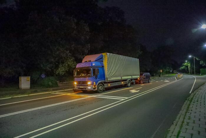 Bestelbus botst op vrachtwagen