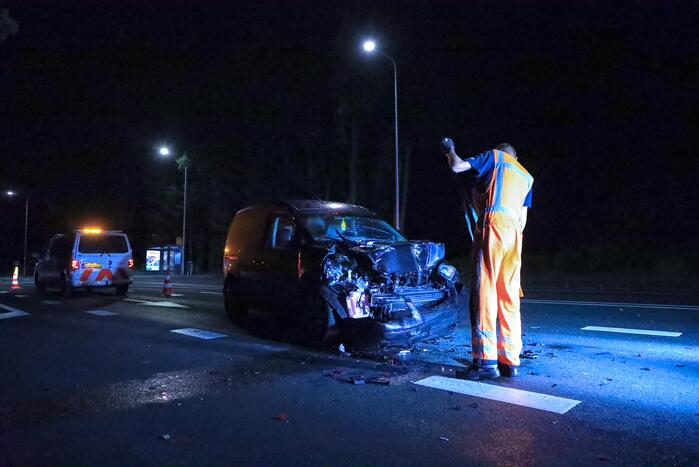 Bestelbus botst op vrachtwagen