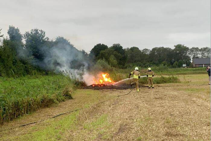 Brandweer in actie voor brand op weiland