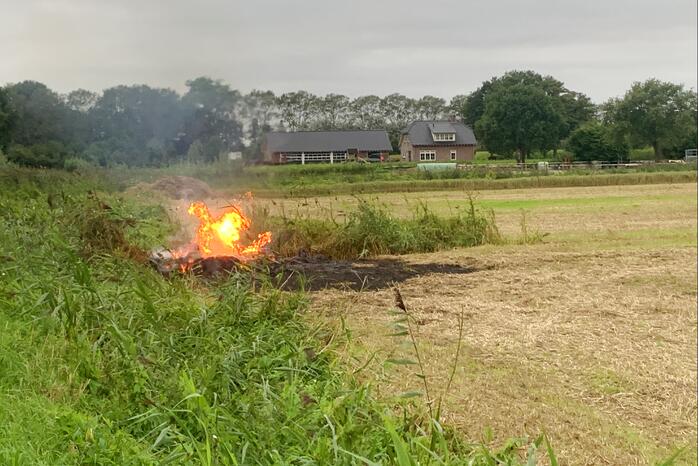 Brandweer in actie voor brand op weiland