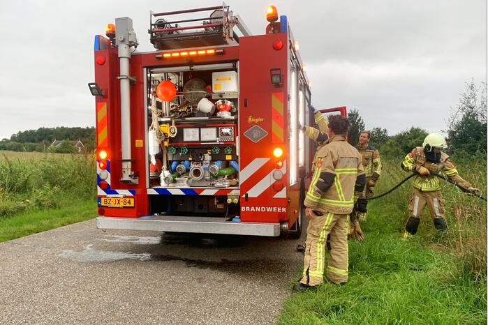 Brandweer in actie voor brand op weiland