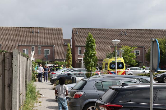 Persoon steekt man neer in woning