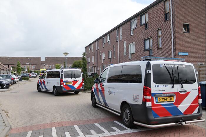 Persoon steekt man neer in woning