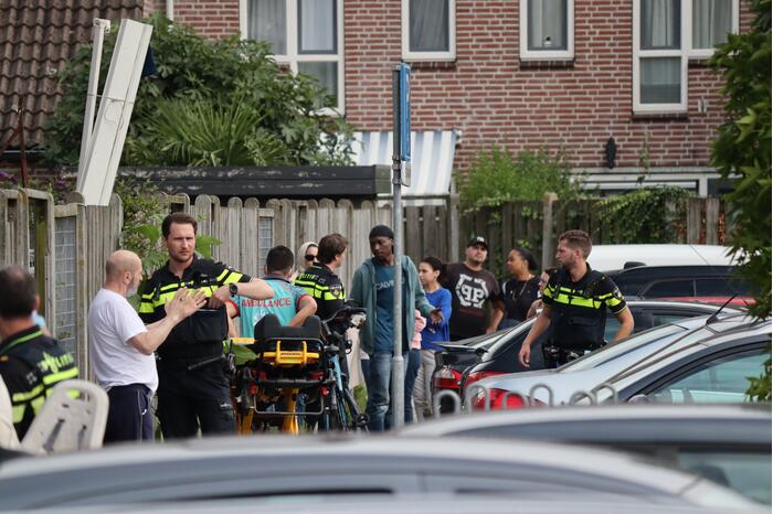 Persoon steekt man neer in woning