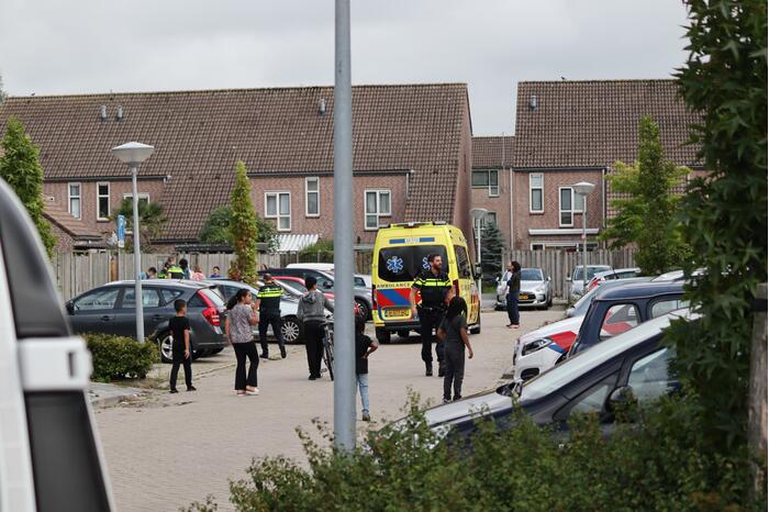 Persoon steekt man neer in woning