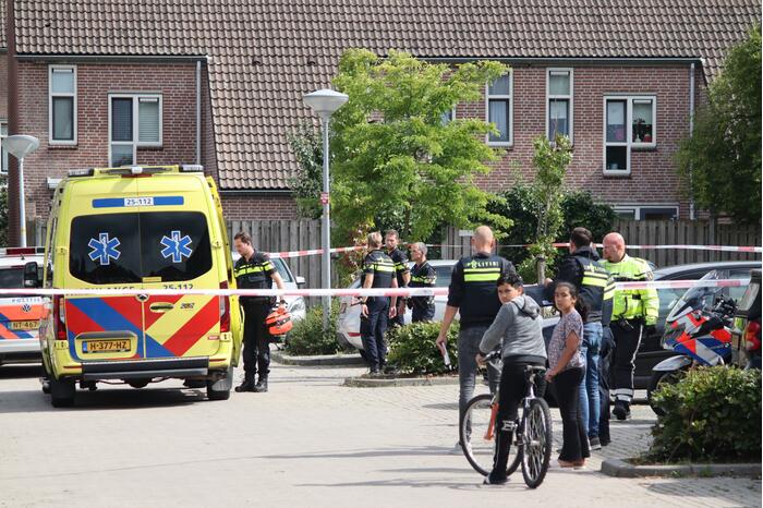 Persoon steekt man neer in woning