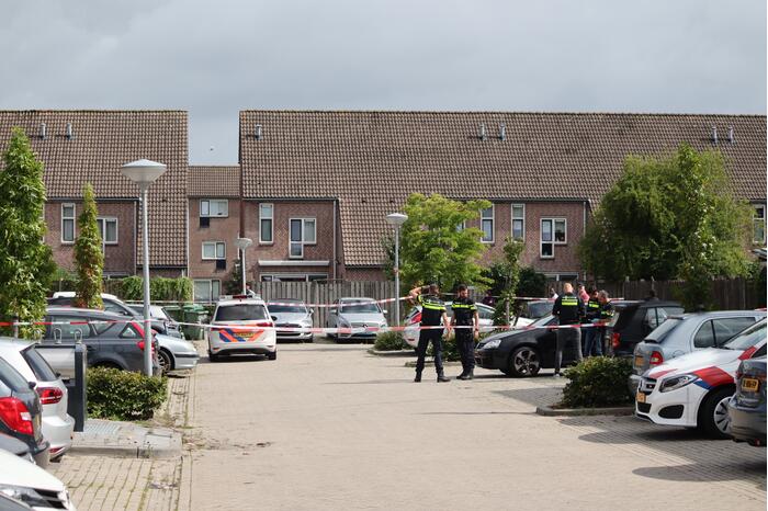 Persoon steekt man neer in woning