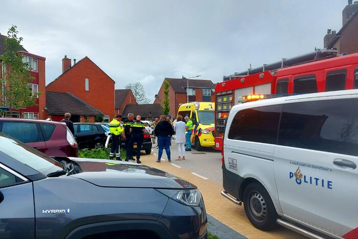 Bestuurder verliest macht over het stuur en rijdt in op auto's