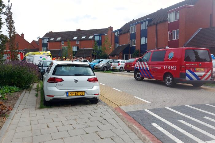 Bestuurder verliest macht over het stuur en rijdt in op auto's