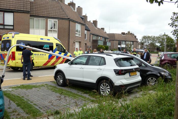 Bestuurder verliest macht over het stuur en rijdt in op auto's