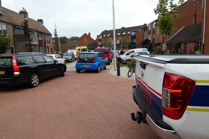 Bestuurder verliest macht over het stuur en rijdt in op auto's