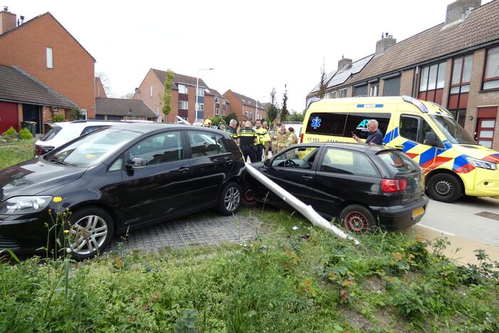 Bestuurder verliest macht over het stuur en rijdt in op auto's