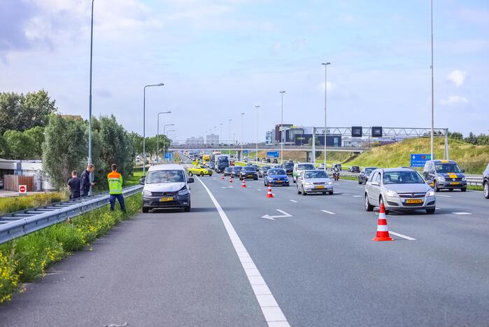 Bestelwagen botst achterop personenwagen