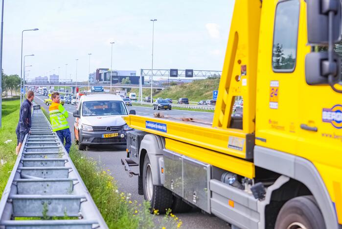 Bestelwagen botst achterop personenwagen