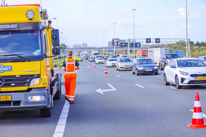 Bestelwagen botst achterop personenwagen
