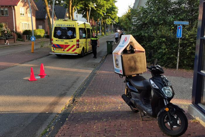 Scooterbezorger onderuit nadat hij schrok van een auto
