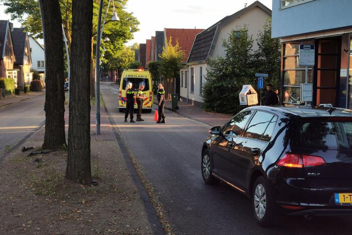 Scooterbezorger onderuit nadat hij schrok van een auto