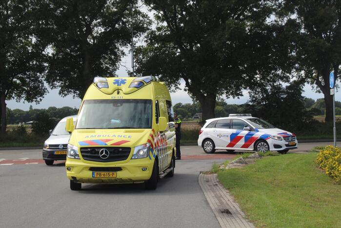 Scooter botst tegen auto aan