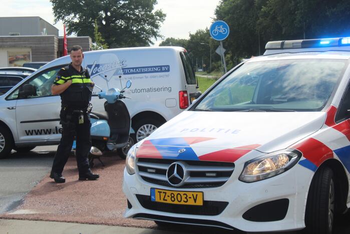 Scooter botst tegen auto aan