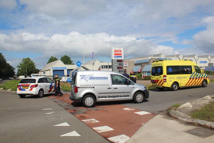 Scooter botst tegen auto aan