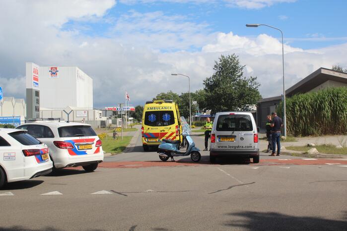 Scooter botst tegen auto aan