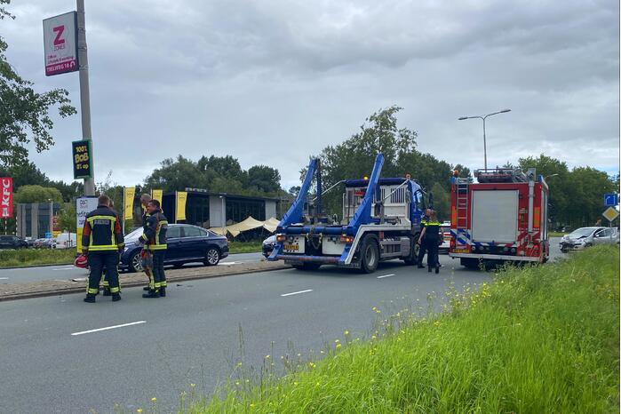 Auto rijdt tegen lantarenpaal aan