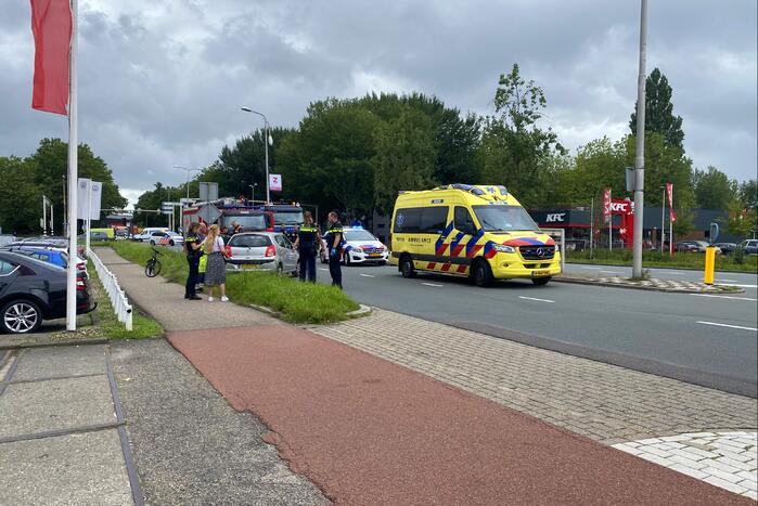 Auto rijdt tegen lantarenpaal aan