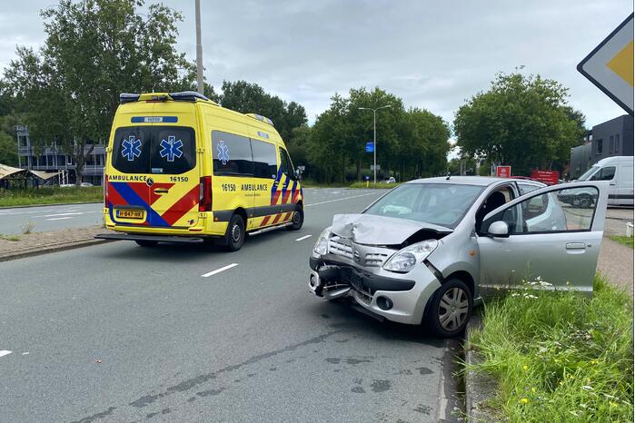 Auto rijdt tegen lantarenpaal aan