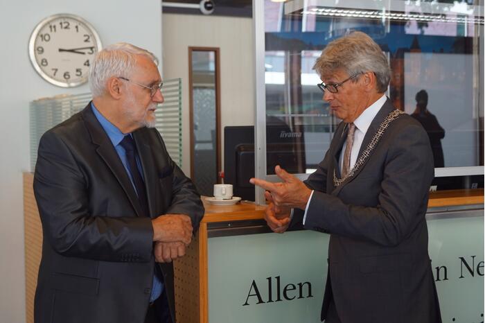 Gedenkplaat voor omgekomen agenten onthuld in politiebureau