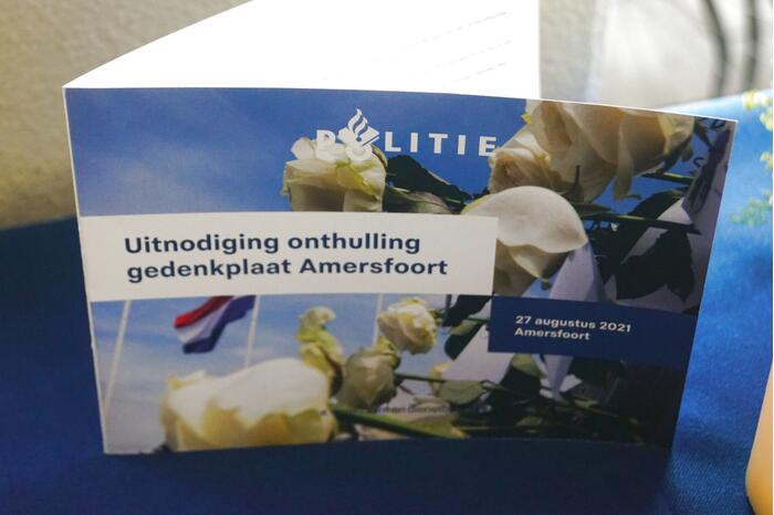 Gedenkplaat voor omgekomen agenten onthuld in politiebureau