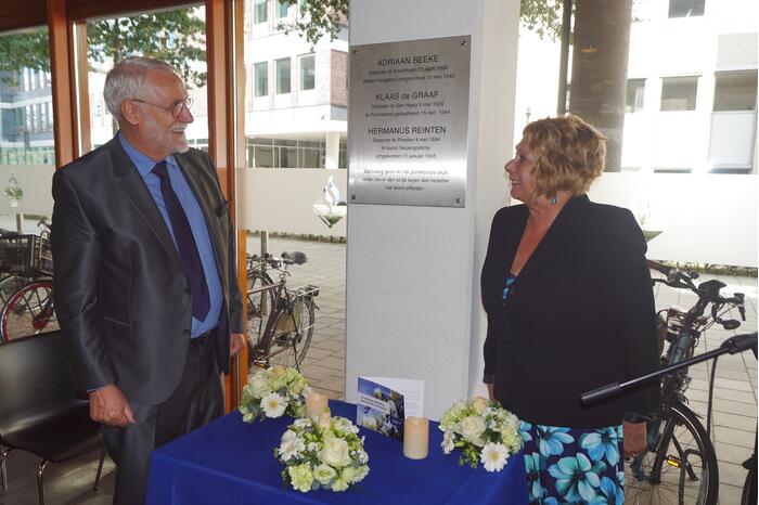 Gedenkplaat voor omgekomen agenten onthuld in politiebureau