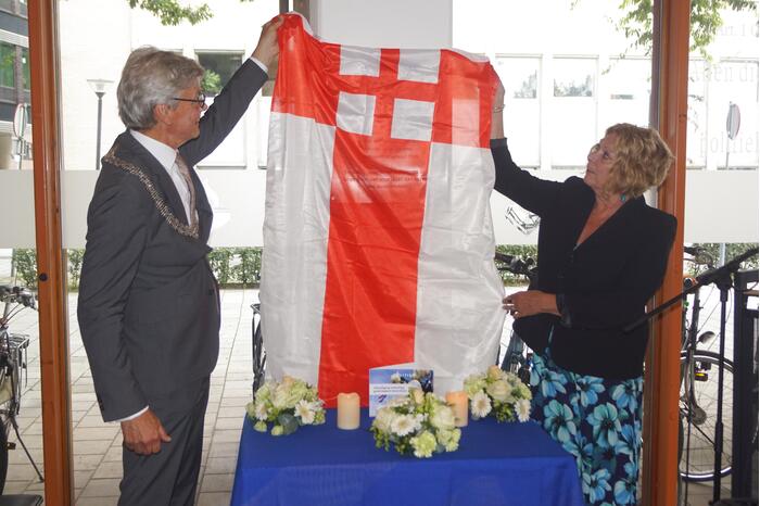 Gedenkplaat voor omgekomen agenten onthuld in politiebureau