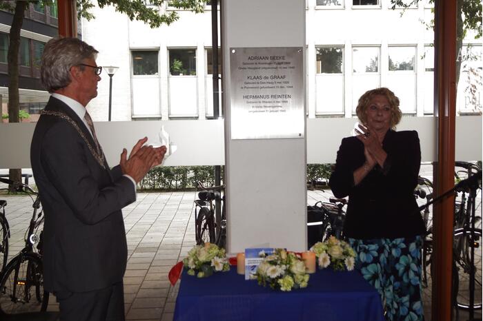 Gedenkplaat voor omgekomen agenten onthuld in politiebureau