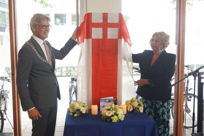 Gedenkplaat voor omgekomen agenten onthuld in politiebureau