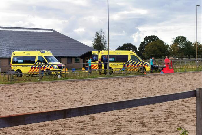 Persoon gewond op manege