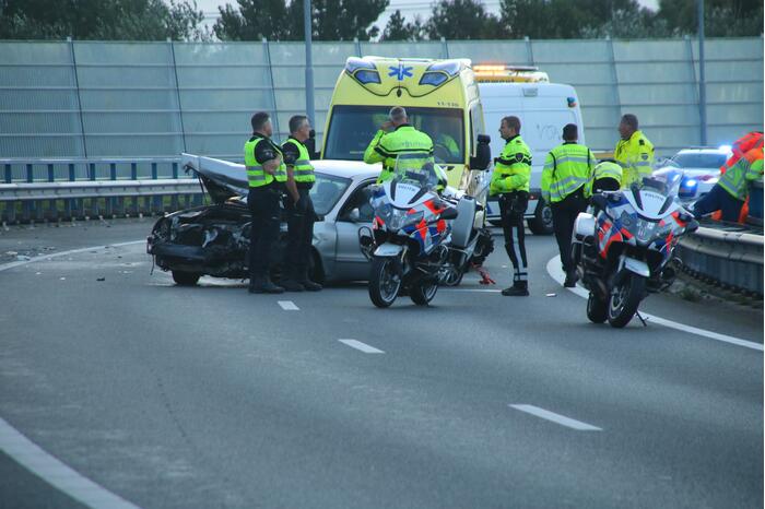 Bestuurder verliest macht over het stuur en komt in botsing met vangrail