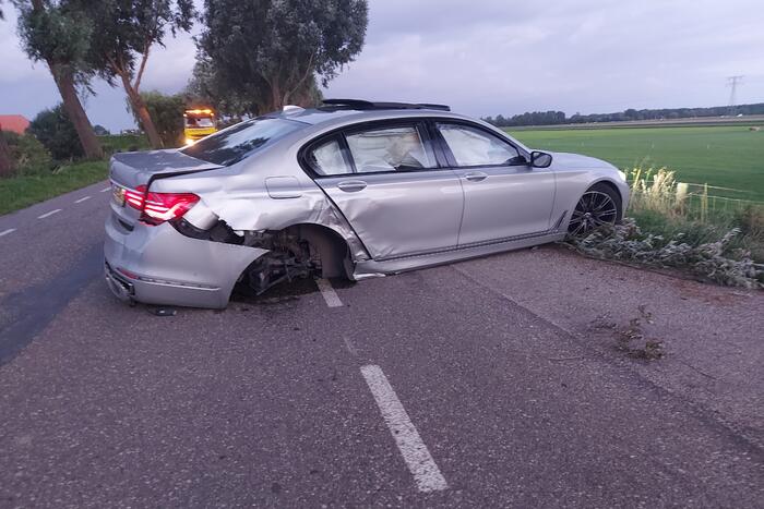 Bestuurder verliest macht over het stuur en botst tegen boom